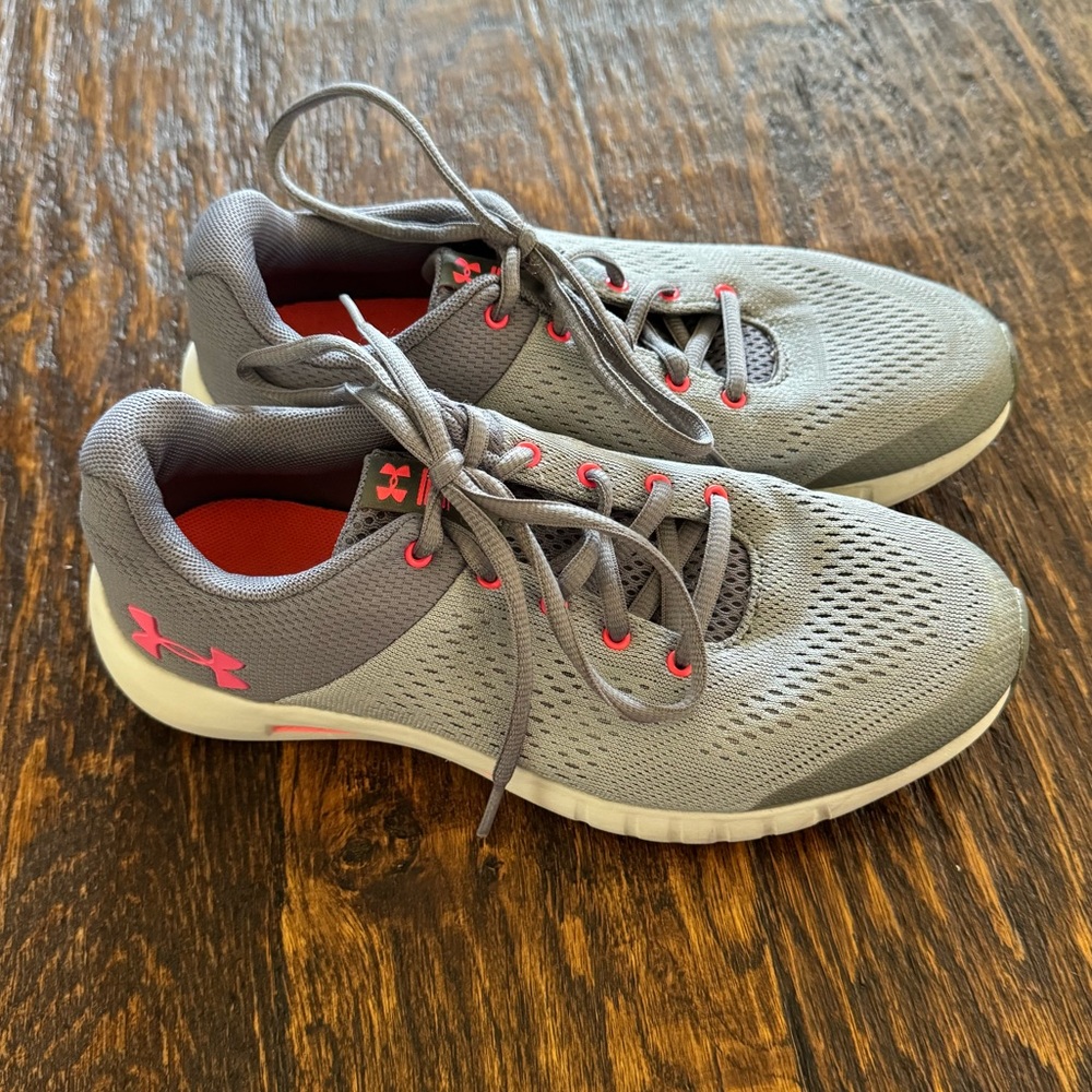 Girls Under Armour tennis shoes - size 5 - great condition!